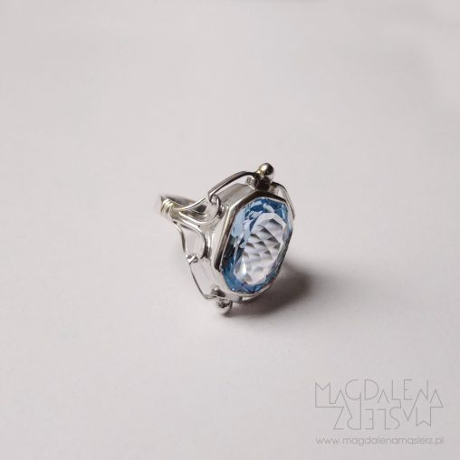 pierścionek z niebieskim topazem